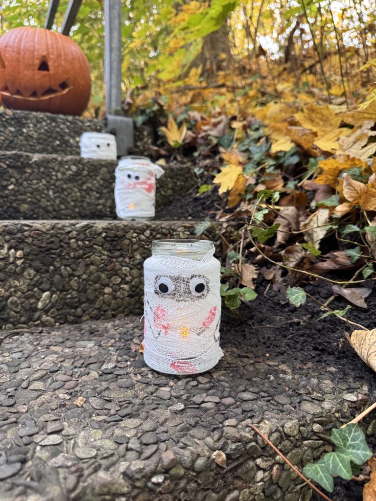 Einmachglas, welches als Mumie gestaltet wurde. Halloweendeko