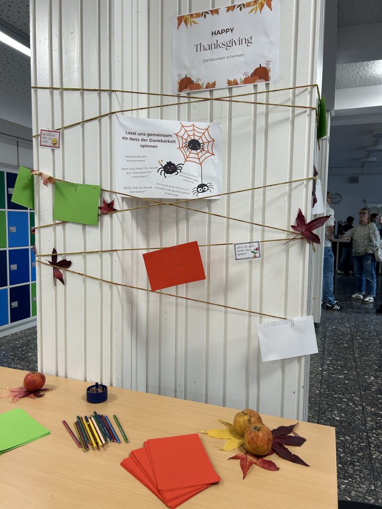 Zettel mit Botschaften, die an einer Leine hängen