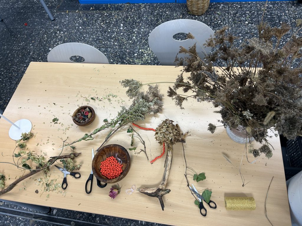 Naturmaterialien auf einem Tisch für eine Bastelaktion