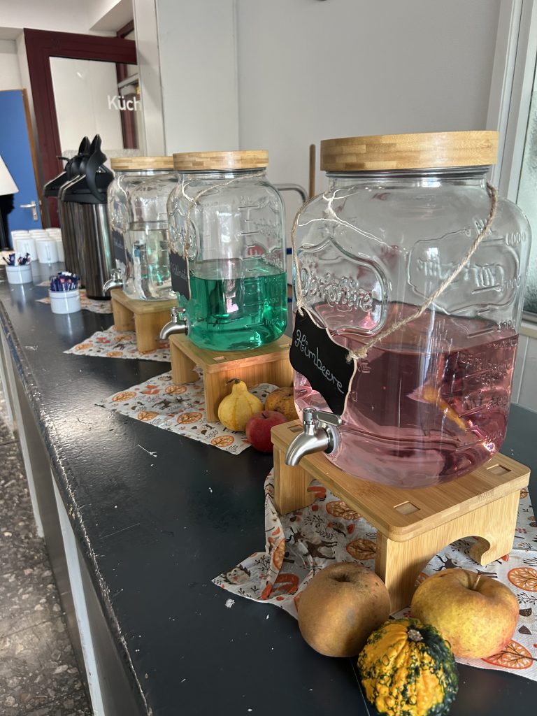 Getränkespender, in denen Wasser mit verschiedenen Sirupen ist